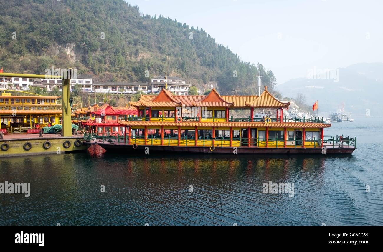 Yichang, HUBEI / CHINA - Dic 25 2019: Bote de pesca chino en el río Yangtze para el viajero junto con las tres gargantas, Foto de stock