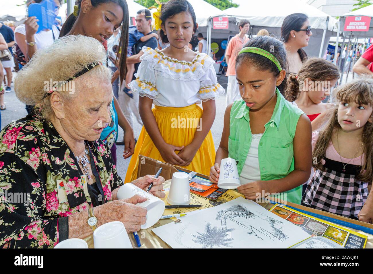 Miami Florida,Adrienne Arsht Center for the Performing Arts,Fall for the Arts Festival,stand,expositor,niñas negras,jovencita,jovencita,jovencita jovencita jovencita jovencita Foto de stock