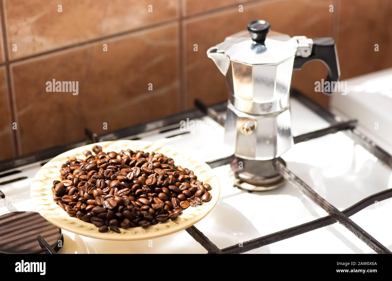 Preparar café fresco en moka en la olla de la estufa eléctrica. Medición de café  molido para moka pot. Mano sujetando cacito dosificador Fotografía de stock  - Alamy