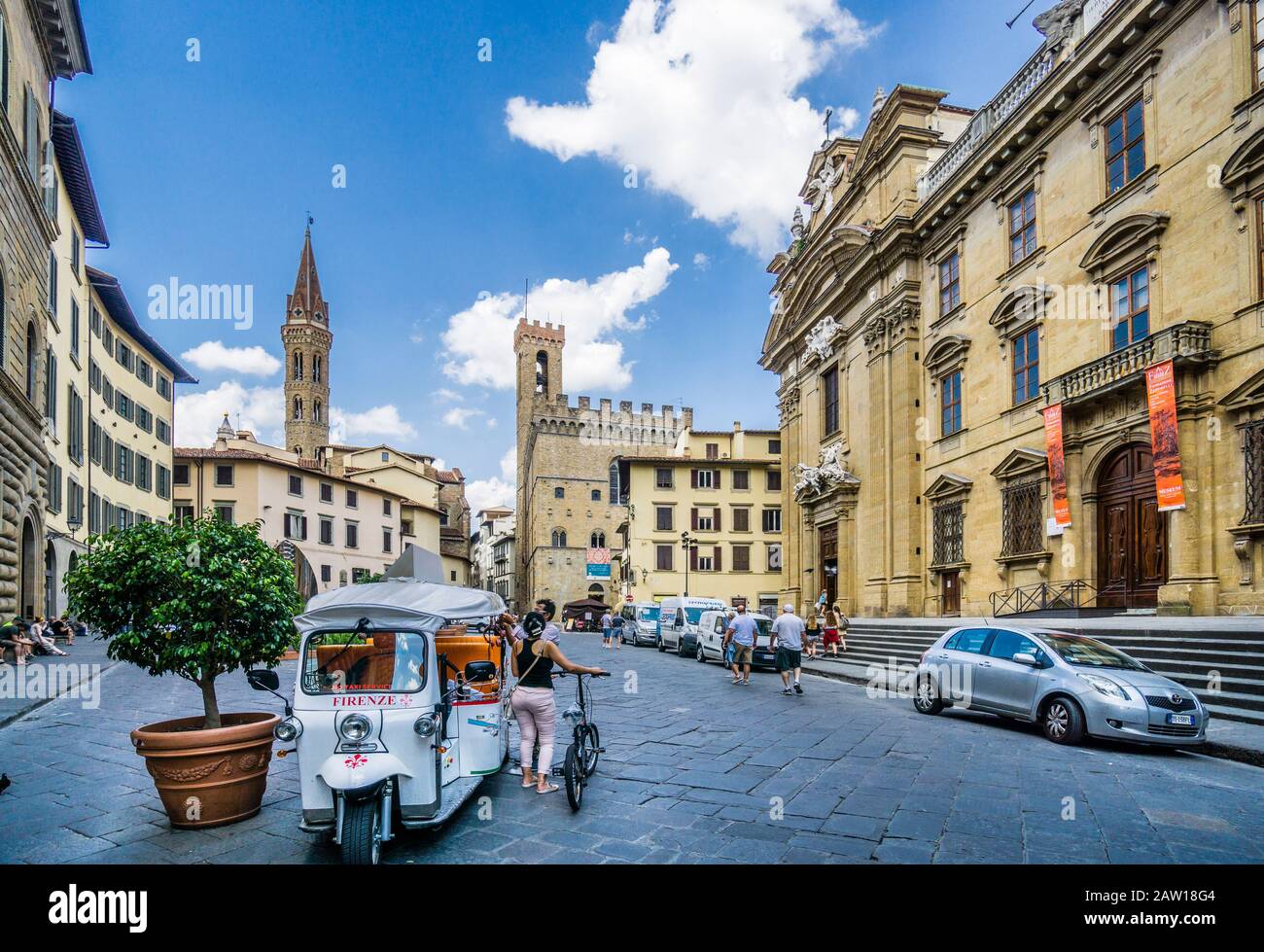 Piazza di San Firenze, en el quartiere de Santa Croce, en el centro de Florencia, con vistas A La Fachada del Seminario Oratorio, en el estilo barroco del siglo XVII Foto de stock