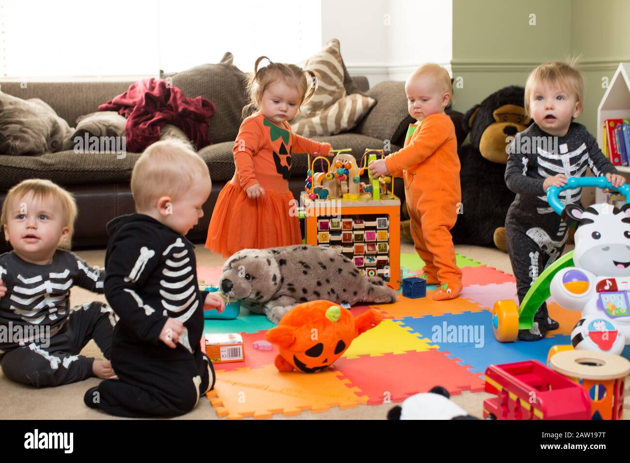 Halloween en un grupo de bebés, Reino Unido Fotografía de stock - Alamy