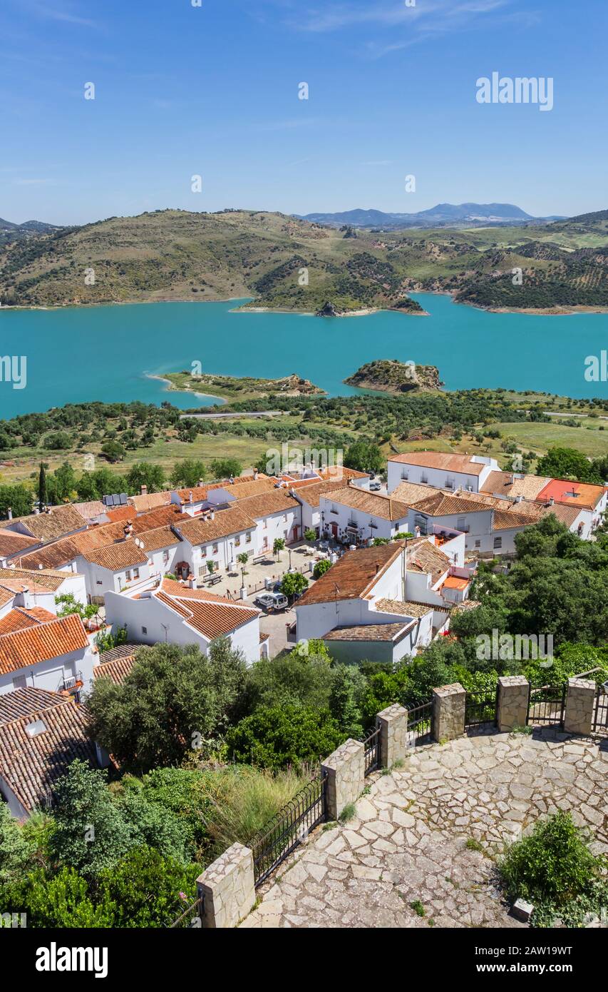 Zahara de la Sierra Village en el lago, en el parque natural de Grazalema, España Foto de stock