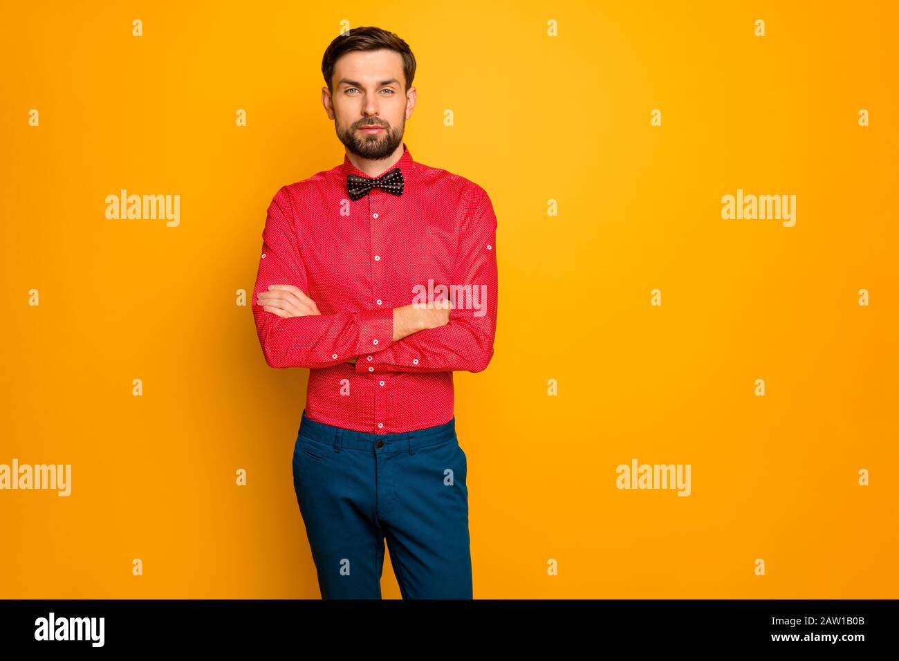 Foto de atractivo hombre de negocios macho brazos cruzados auto-confianza  persona trabajador llevar con estilo camisa roja con lazo negro corbata  azul pantalón aislado Fotografía de stock - Alamy