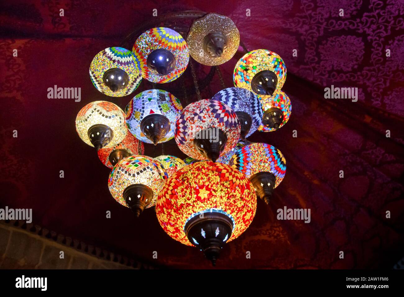 Luces decorativas de colores . Faroles tradicionales turcos de cristal