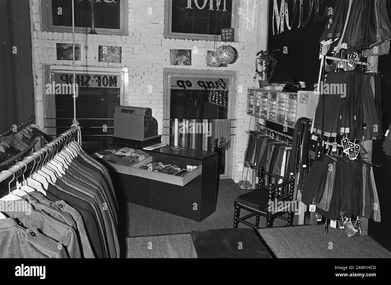 Misión Textilia. Tienda Haarlemmerdijk Tienda de ropa 'Tienda' Mof '1885 (originalmente ropa de trabajo y overalls) a Haarlemmerdijk, lleva su tiempo mí Fecha: 14 de noviembre de 1967