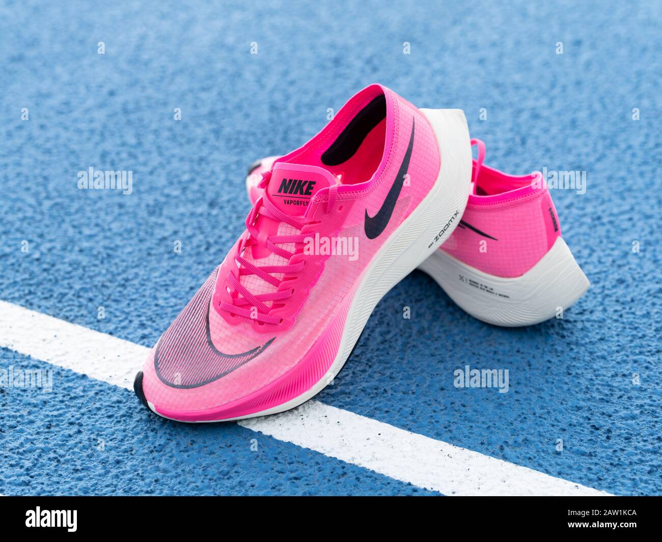Las zapatillas de running Nike ZoomX Vaporfly Next% en color rosa (Rosa Blast/Guava Ice/Black) un aeroero de carbono que rompe récords Fotografía de stock Alamy