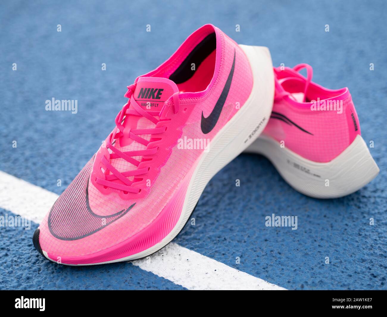 alfombra vestido alias Las zapatillas de running Nike ZoomX Vaporfly Next% en color rosa (Rosa  Blast/Guava Ice/Black) son un aeroero de carbono que rompe récords  Fotografía de stock - Alamy