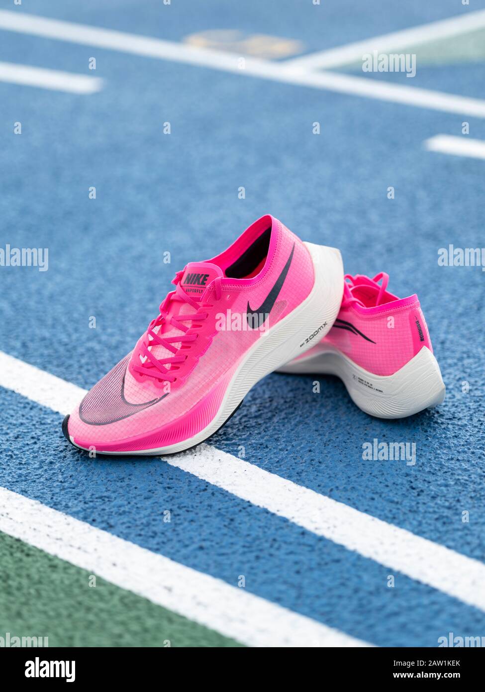 Las zapatillas de running Nike ZoomX Vaporfly Next% en color rosa (Rosa  Blast/Guava Ice/Black) son un aeroero de carbono que rompe récords  Fotografía de stock - Alamy