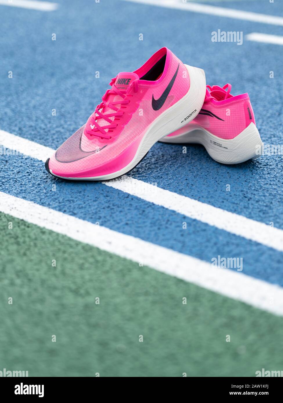Las zapatillas de running Nike ZoomX Vaporfly Next% en color rosa (Rosa  Blast/Guava Ice/Black) son un aeroero de carbono que rompe récords  Fotografía de stock - Alamy