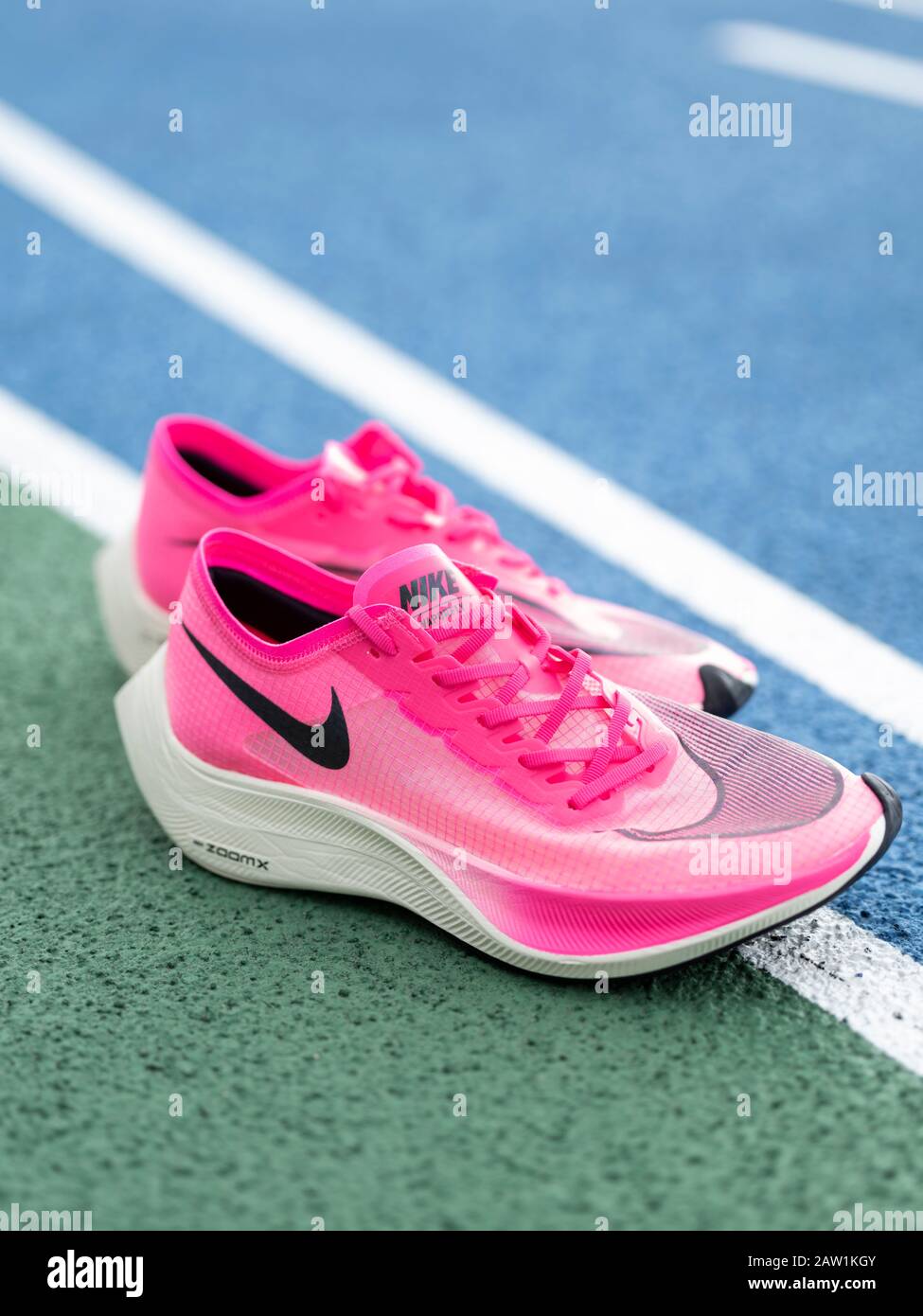 Las zapatillas de running Nike ZoomX Vaporfly Next% en color rosa (Rosa Blast/Guava Ice/Black) un aeroero de carbono que rompe récords Fotografía de stock Alamy