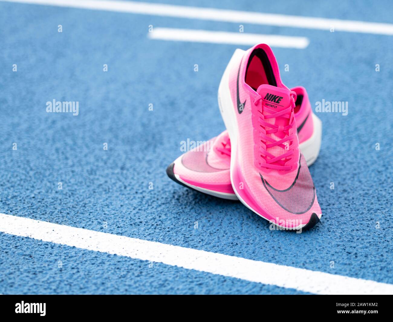 Las zapatillas de running Nike ZoomX Vaporfly Next% en color rosa (Rosa  Blast/Guava Ice/Black) son un aeroero de carbono que rompe récords  Fotografía de stock - Alamy
