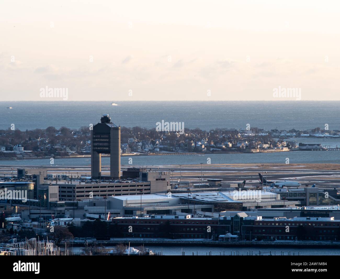 La Torre De Control Del Tráfico Aéreo En El Aeropuerto Internacional Logan De Boston Foto de stock