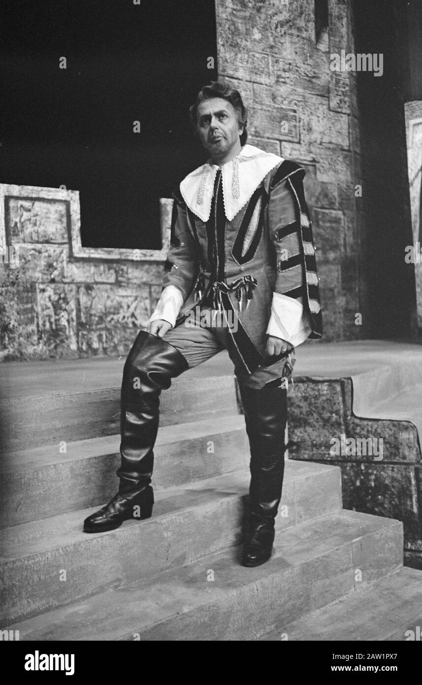 Opera I Puritani en el teatro. Lorenzo Faetanio, bajo Fecha: 23 de enero de 1962 palabras clave: Teatros de la ciudad Nombre: Opera I Puritani Foto de stock