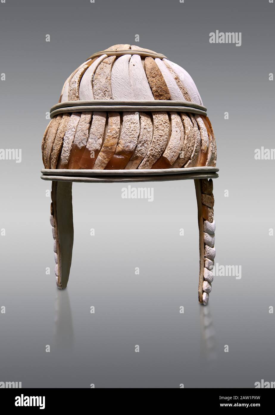 Casco de tusk de minoan boar con guardas de mejilla,1450-1300 a.C., Museo Arqueológico de Heraklion, fondo gris este casco de tusk de jabalíes restaurado se ha descrito Foto de stock