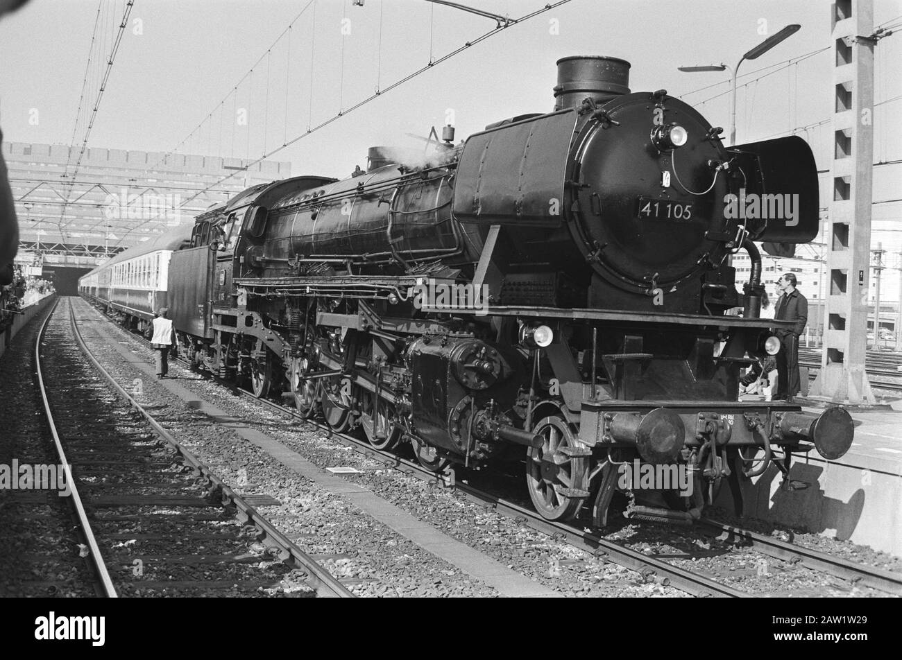 Orient Express con locomotora antigua en CS en la haya Fecha: 26 de marzo de 1982 ubicación: La haya, South Holland palabras clave: Locomotora Foto de stock