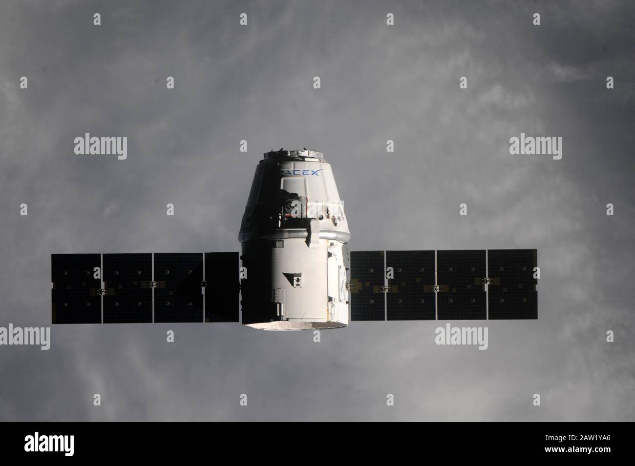 ISS - 23 Feb 2017 - la nave espacial SpaceX Dragon atraca con la Estación Espacial Internacional - Foto: Geopix/ROSCOSMOS/Andrey Borisenko Foto de stock