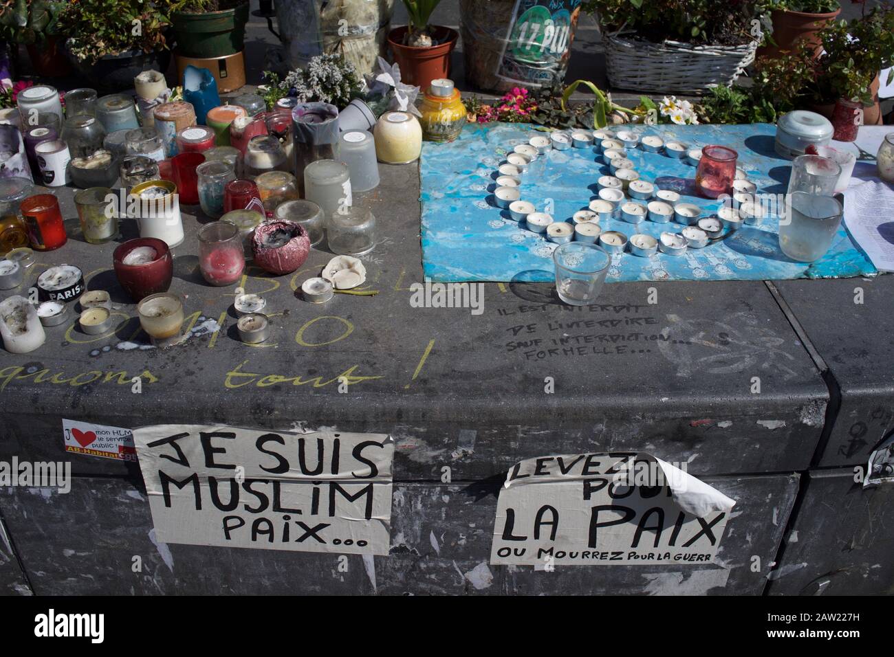 Velas en forma de la Torre Eiffel y signo de Paz Musulmana, en memoria de los ataques de París y Bruselas, Place de la République, París, Francia - Abril 2016 Foto de stock