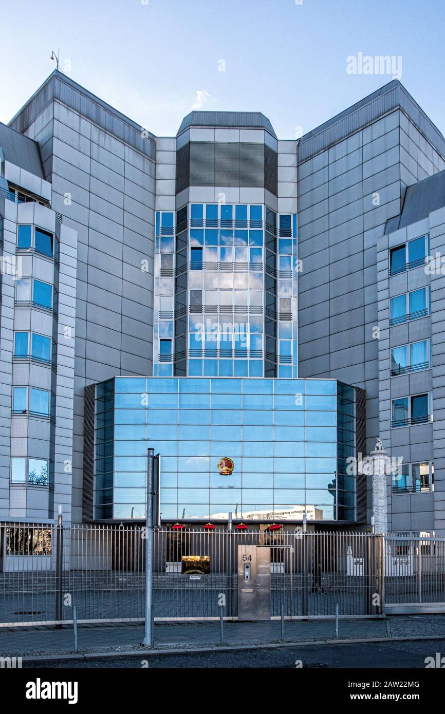 Embajada De China. Edificio blanco moderno de hormigón, entrada de vidrio y obras de arte simbólicas en Mårkisches Ufer, Berlín, Alemania Foto de stock
