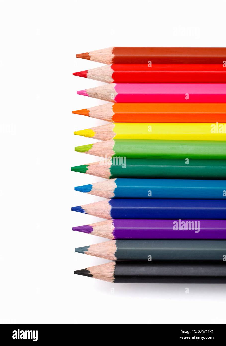 Fila de lápices multicolores en una línea Foto de stock