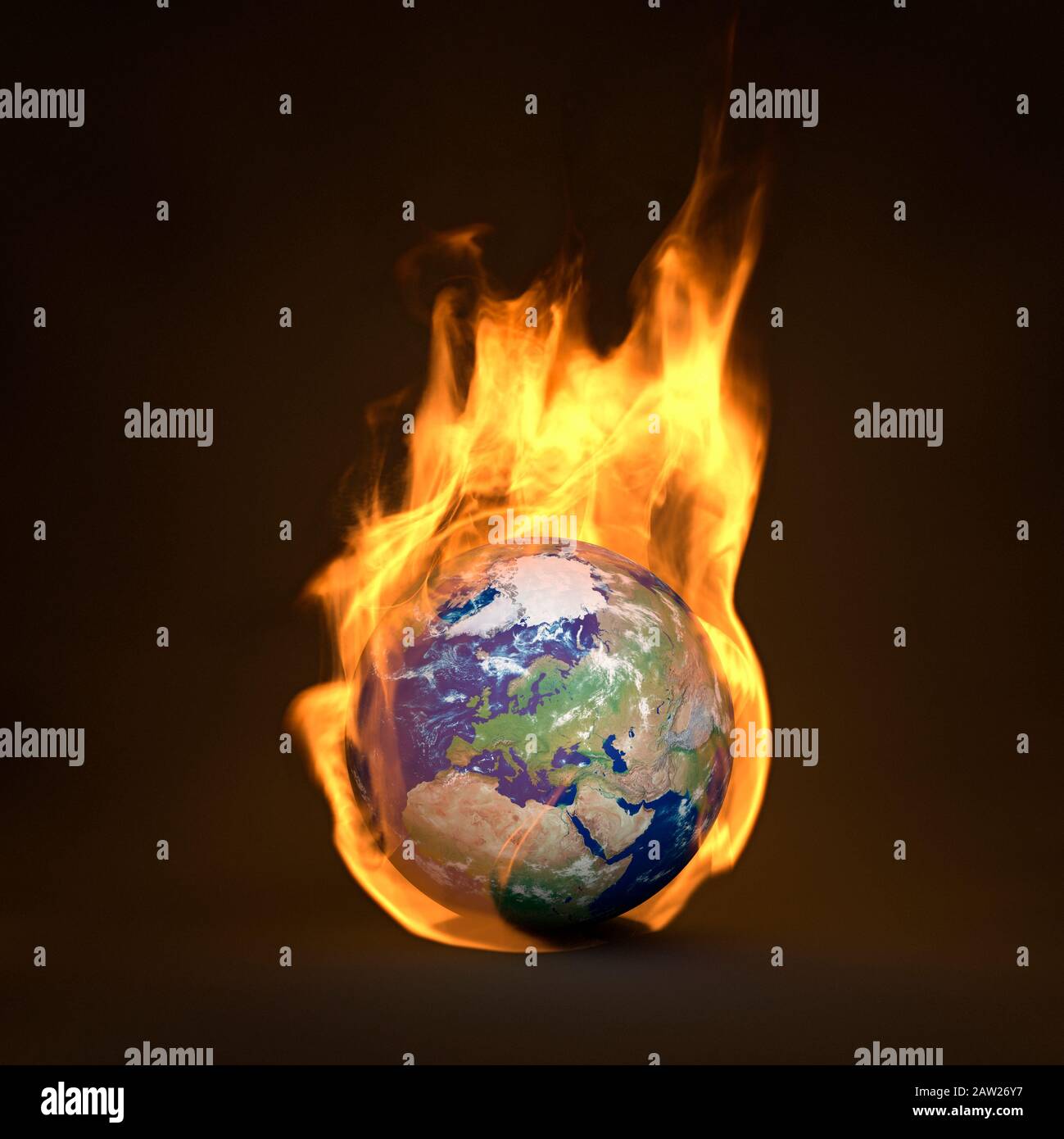 Planeta Tierra quema, cambio climático y el concepto de calentamiento global que muestra Europa Foto de stock