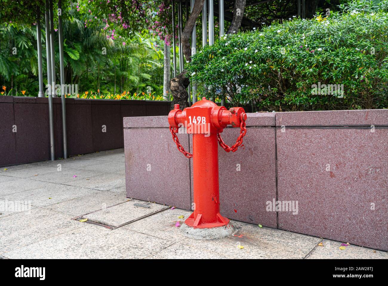 Singapur. 2020 de enero: Un hidrante de fuego rojo en una acera del centro de la ciudad Foto de stock