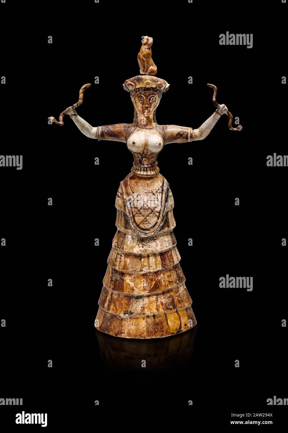 Brazos de la estatua de la Diosa Serpiente Minoica levantados con 2 serpientes de los repositorios de los Knossos-Templo 1650-1550 AC, Museo Arqueológico de Heraklion, negro b Foto de stock
