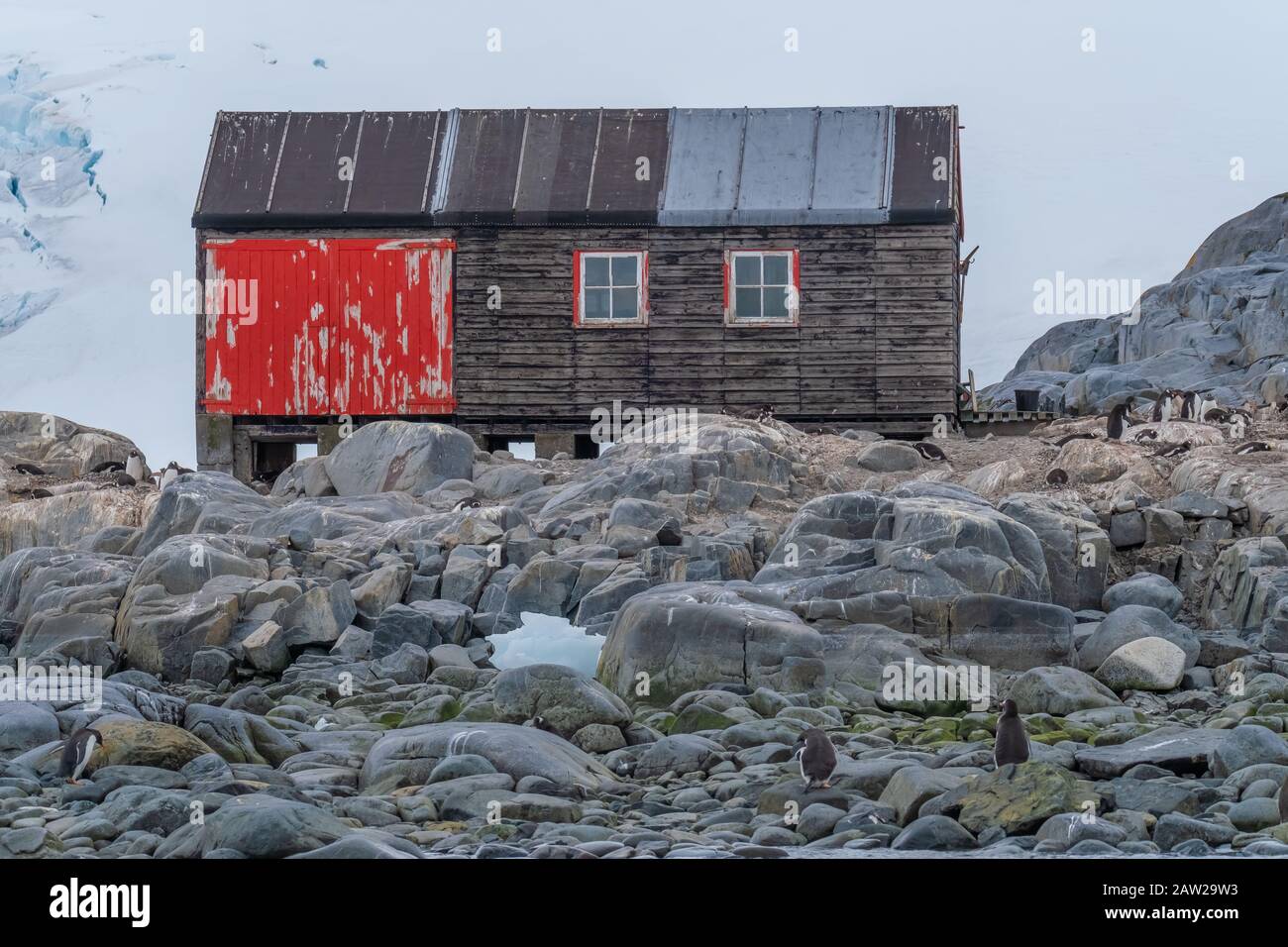 Port Lockroy, base británica situada en un puerto natural frente a la Península Antártica. Cuenta con la oficina de correos más meridional del mundo. Foto de stock