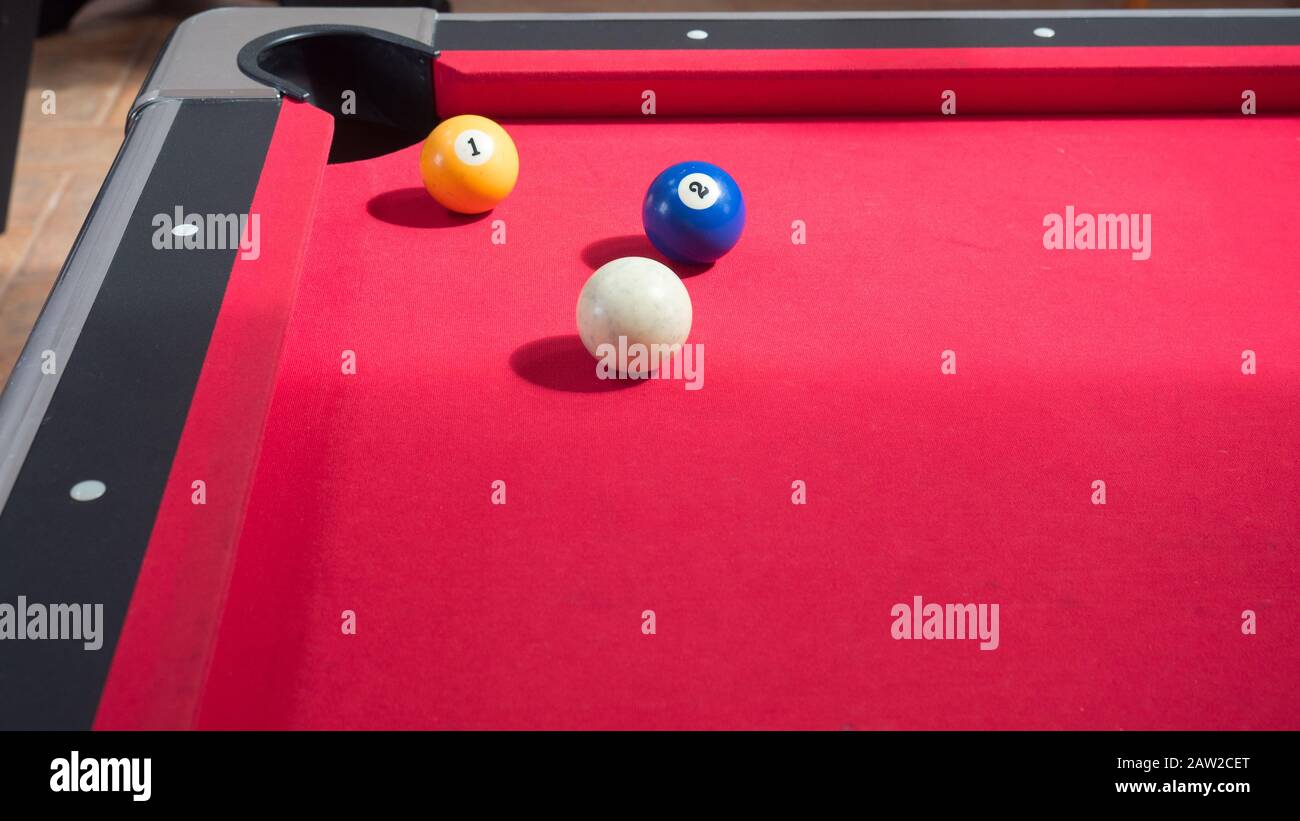Juego de billar americano jugado en una mesa de billar para dos personas  Fotografía de stock - Alamy