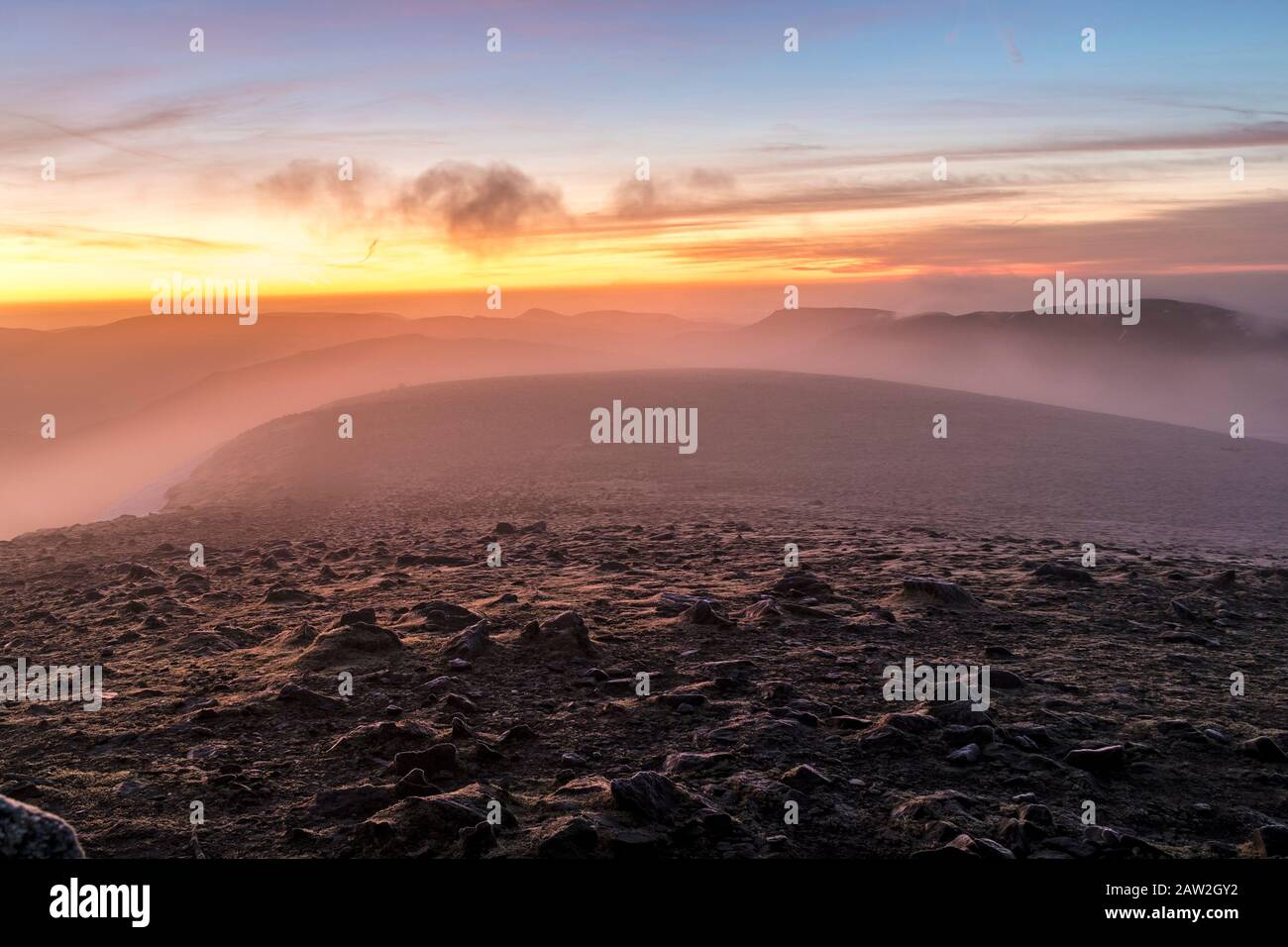The View South at Dawn from the Summit Shelter on Helvellyn as Mist Barriendo La meseta, Lake District, Cumbria, Reino Unido Foto de stock