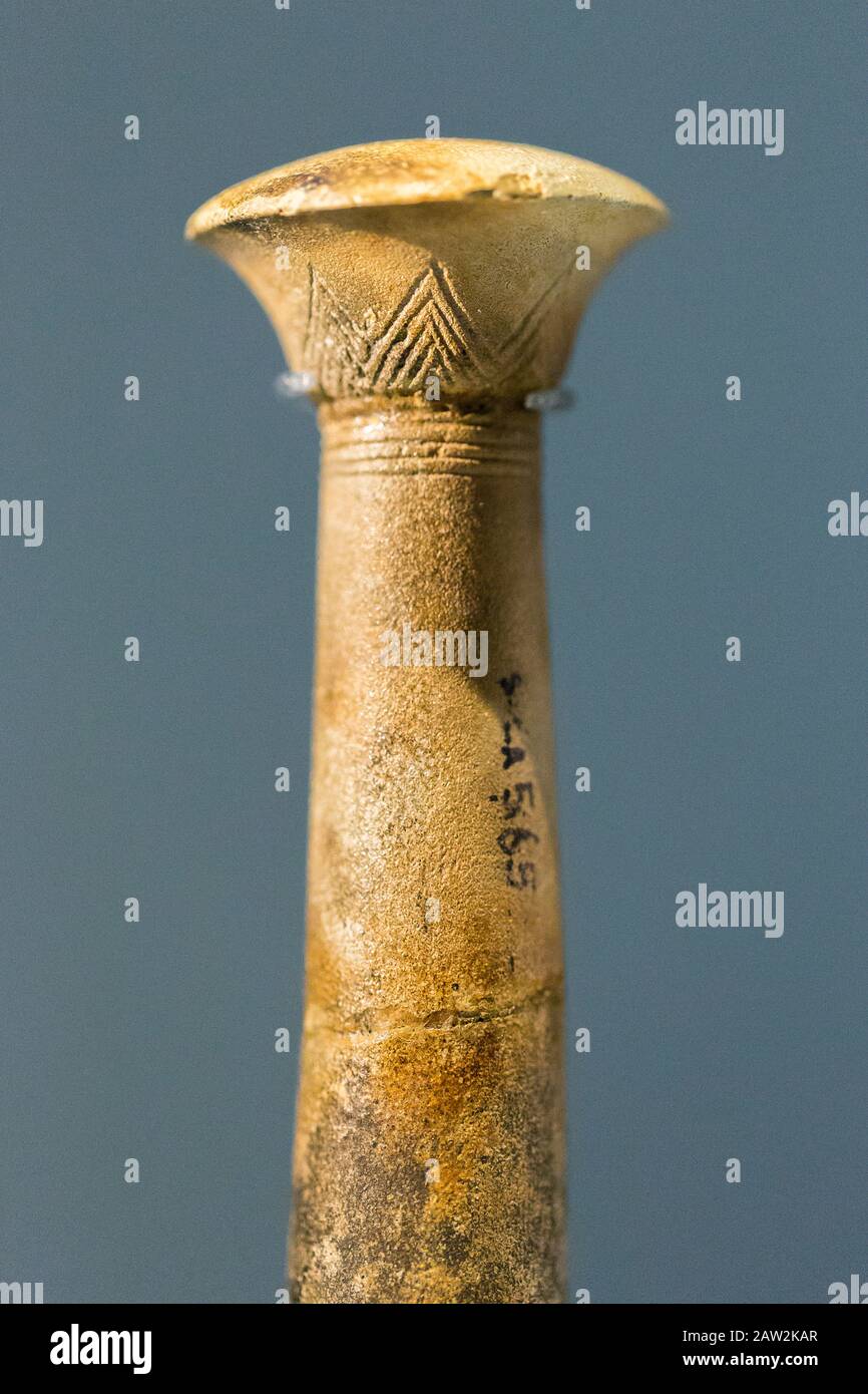 Visita de apertura de la exposición “Osiris, los misterios hundidos de Egipto”. Egipto, Alejandría, Museo Marítimo, depósito de la fundación del templo de Khonsu. Foto de stock