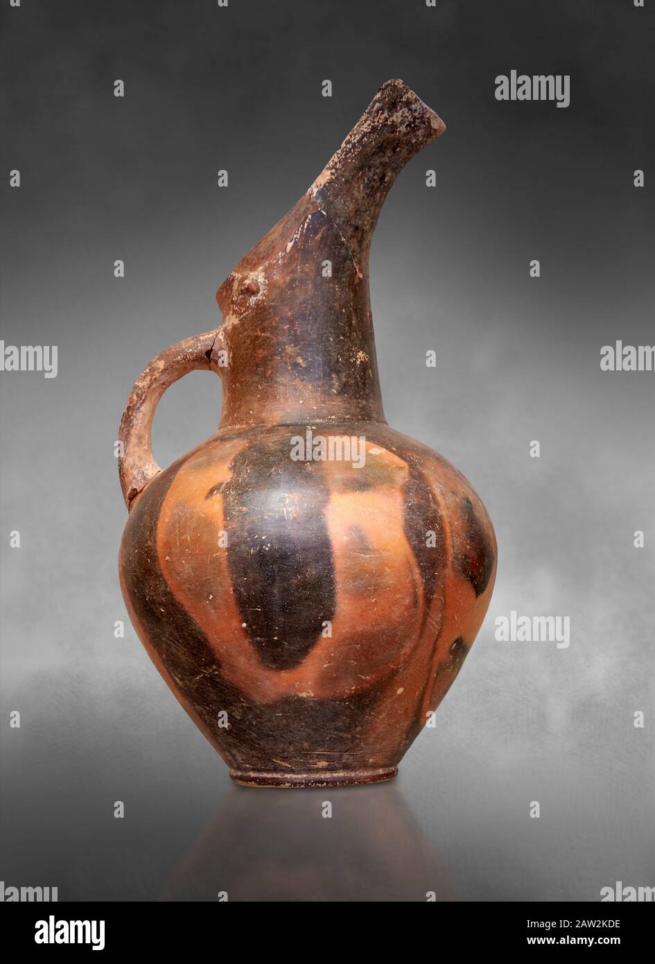 Jarra Vasiliki Ware con decoración típica moteada, Vasiliki 2300-1900 BC,  Museo Arqueológico de Heraklion, fondo gris Fotografía de stock - Alamy