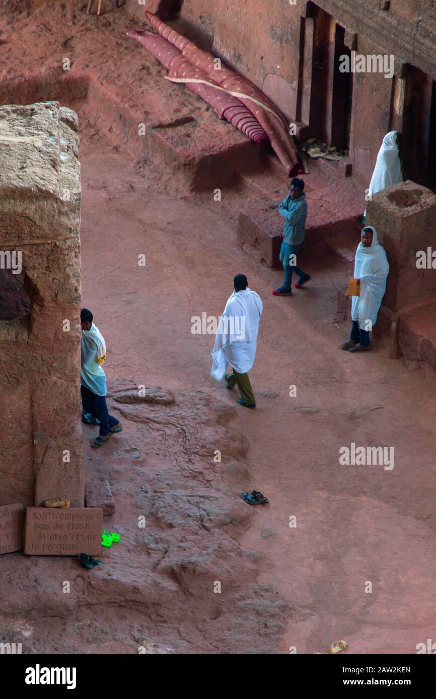 Lalibela, Etiopía - Nov 2018: Gente caminando por los túneles en las iglesias de Lalibela, que se excavan en roca Foto de stock