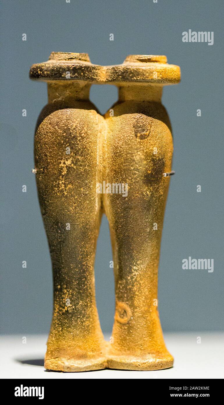 Visita de apertura de la exposición “Osiris, los misterios hundidos de Egipto”. Egipto, Alejandría, Museo Marítimo, depósito de la fundación del templo de Khonsu. Foto de stock