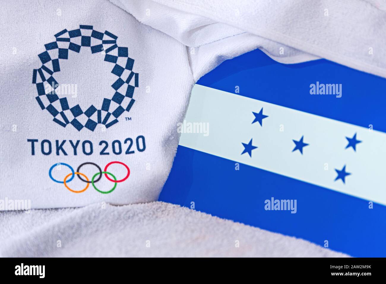 Tokio Japon Febrero 4 2020 Bandera Nacional De Honduras Logotipo Oficial De Los Juegos Olimpicos De Verano En Tokio 2020 Fondo Blanco Fotografia De Stock Alamy