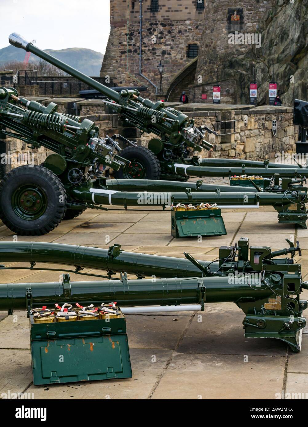 Castillo De Edimburgo, Edimburgo, Escocia, Reino Unido. 06 de febrero de 2020. 21 Gun Salute: El saludo de La Artillería Real del Regimiento de 26 Marca la ocasión de la adhesión de la Reina al trono el 6 de febrero de 1952, hace 68 años. La artillería ligera L118 remolcó las pistolas de campo Howitzer con cartuchos Foto de stock