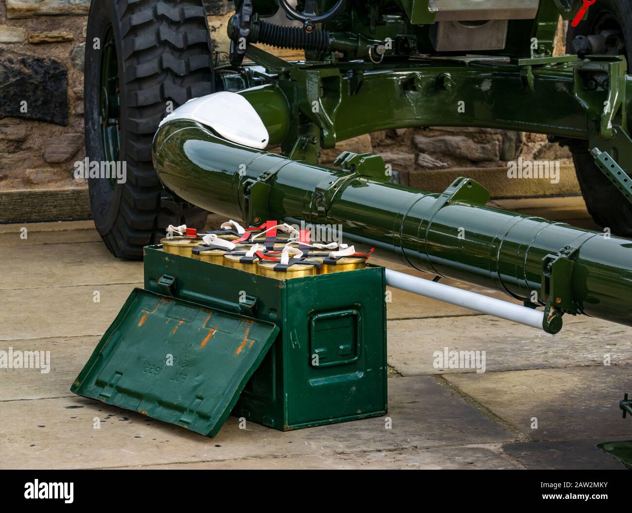 Castillo De Edimburgo, Edimburgo, Escocia, Reino Unido. 06 de febrero de 2020. 21 Gun Salute: El saludo de La Artillería Real del Regimiento de 26 Marca la ocasión de la adhesión de la Reina al trono el 6 de febrero de 1952, hace 68 años. Un cañón de campo de Howitzer remolcado de artillería ligera L118 con cartuchos Foto de stock