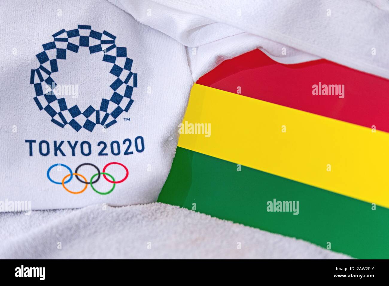 Tokio Japon Febrero 4 2020 Bolivia Bandera Nacional Logo Oficial De Los Juegos Olimpicos De Verano En Tokio 2020 Fondo Blanco Fotografia De Stock Alamy