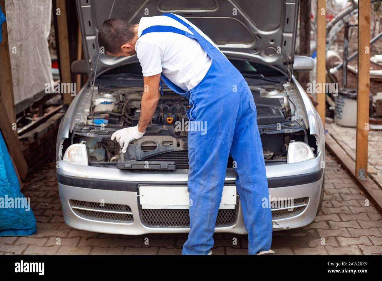 Mecánico hombre con linterna reparación de coches en el taller: fotografía  de stock © Syda_Productions #129320084