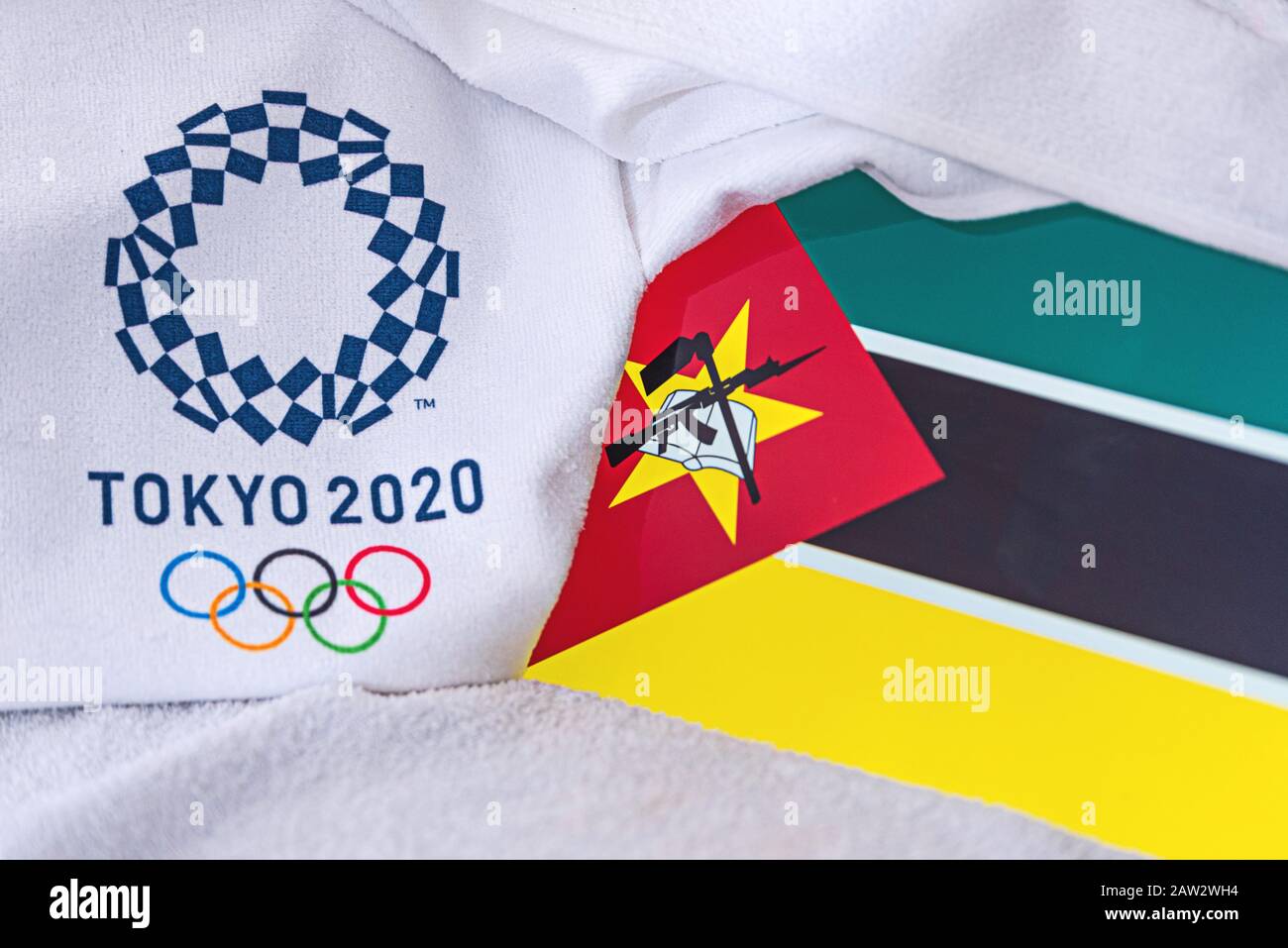 TOKIO, JAPÓN, FEBRERO. 4, 2020: Bandera nacional de Mozambique, logotipo oficial de los juegos olímpicos de verano en Tokio 2020. Fondo blanco Foto de stock