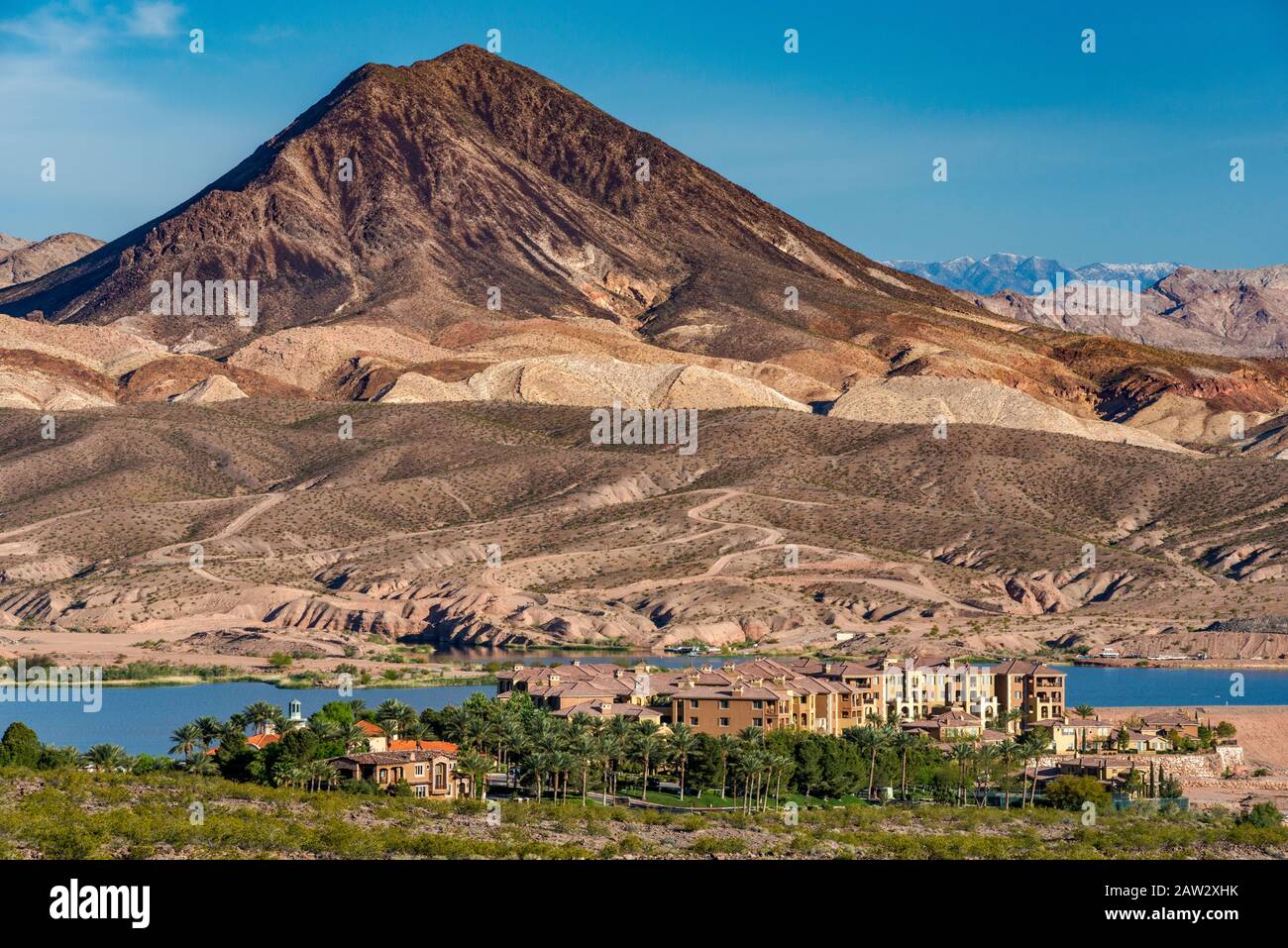 Lava Butte sobre el Lago las Vegas y casas unifamiliares en Henderson, parte del área metropolitana de las Vegas, Nevada, Estados Unidos Foto de stock