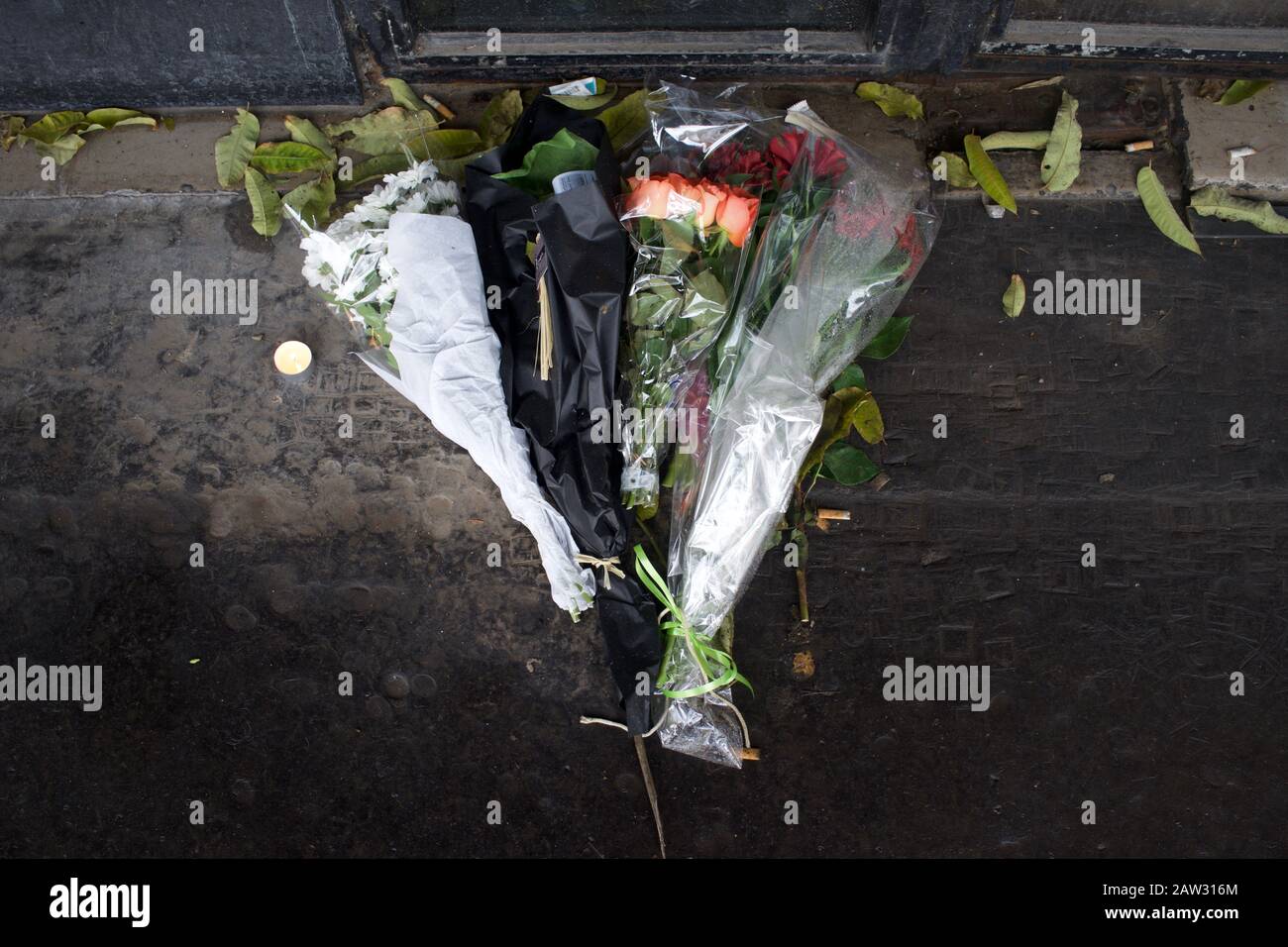 Flores colocadas en el pavimento fuera de la sala de música Bataclan en memoria de las víctimas de los atentados de París del 2015 de noviembre. Le Bataclan, 50 Boulevard Voltaire, 75011 París, Francia Foto de stock