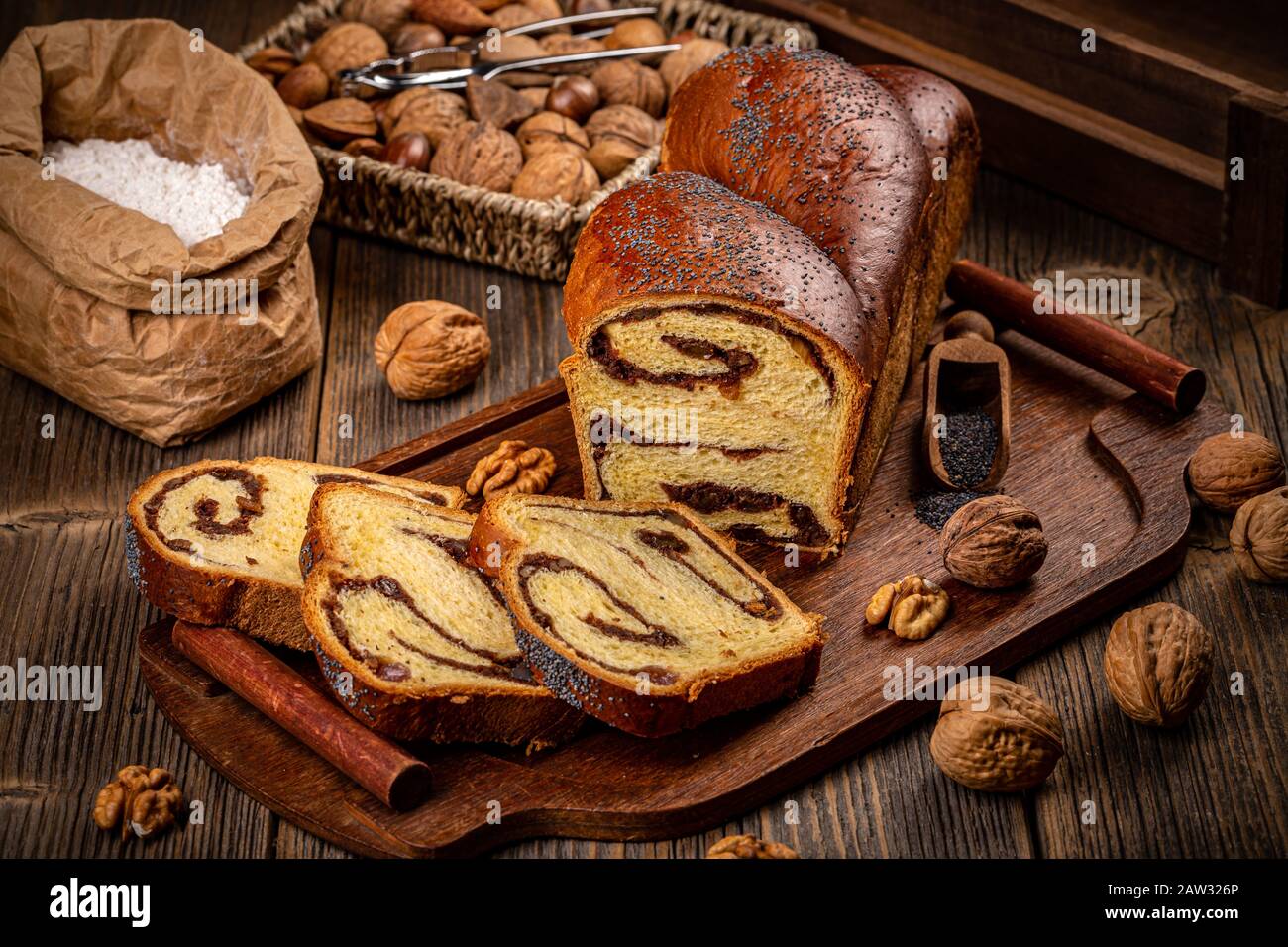 Pan dulce de estilo brioche con nueces y pasas. Pan trenzado casero  Fotografía de stock - Alamy