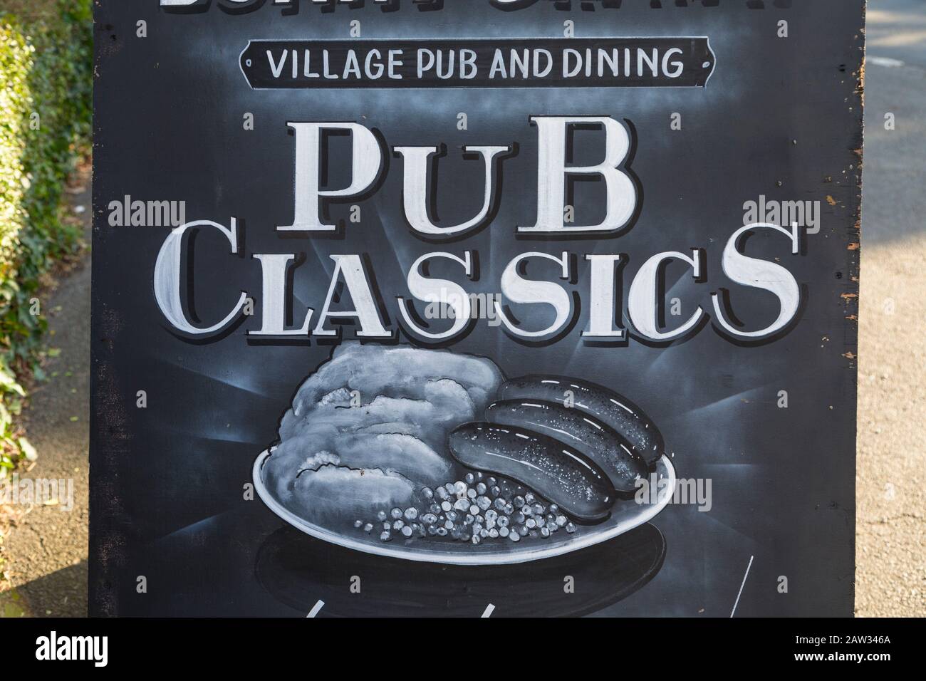 Village pub y signo de comer, clásicos de pub, reino unido Foto de stock