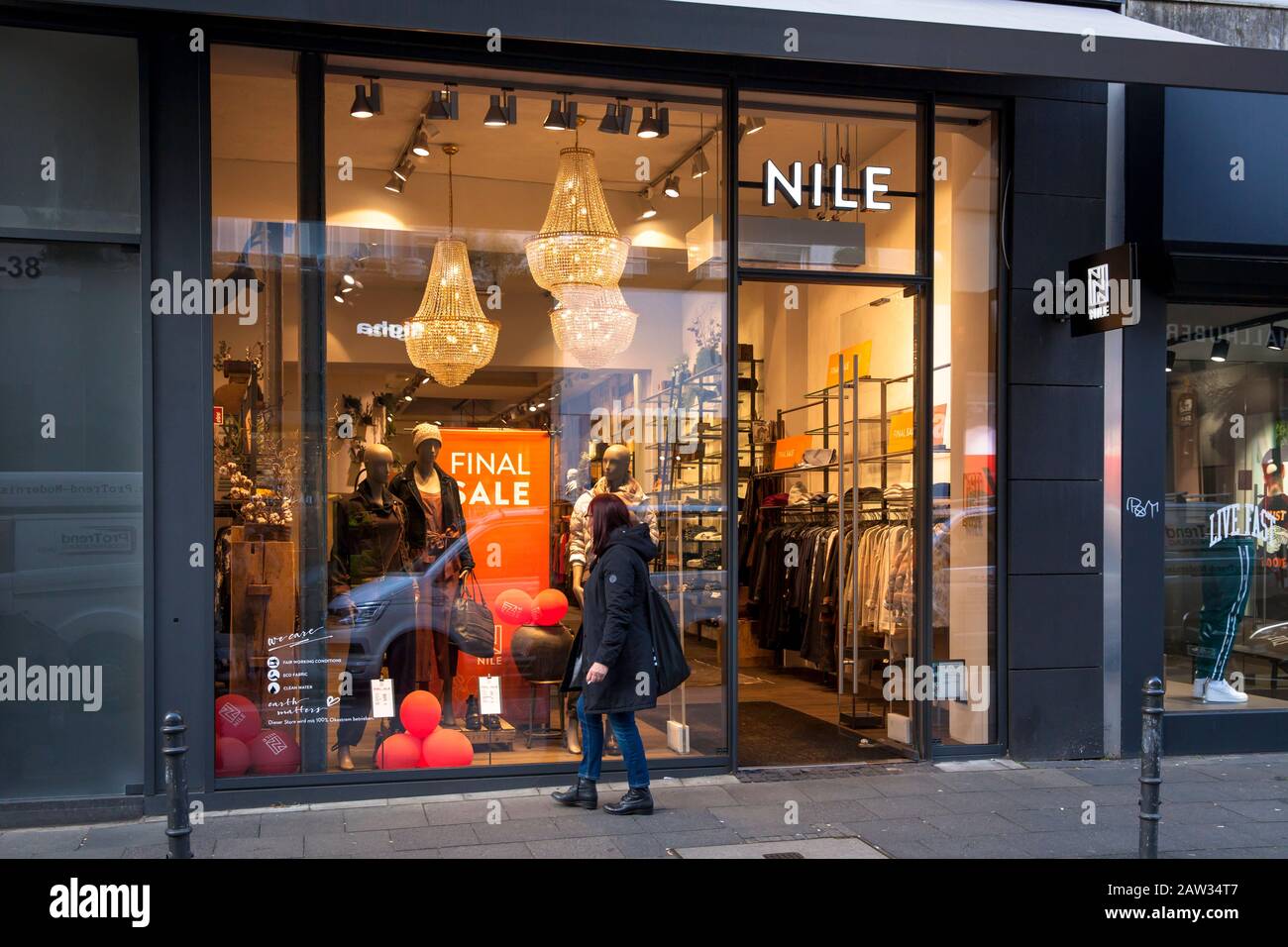 Tienda de moda Nilo en la calle comercial Ehrenstrasse, Colonia, Alemania. Modegeschaeft Nile en der Ehrenstrasse, Koeln, Deutschland. Foto de stock