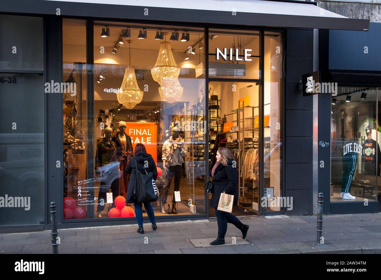 Tienda de moda Nilo en la calle comercial Ehrenstrasse, Colonia, Alemania. Modegeschaeft Nile en der Ehrenstrasse, Koeln, Deutschland. Foto de stock