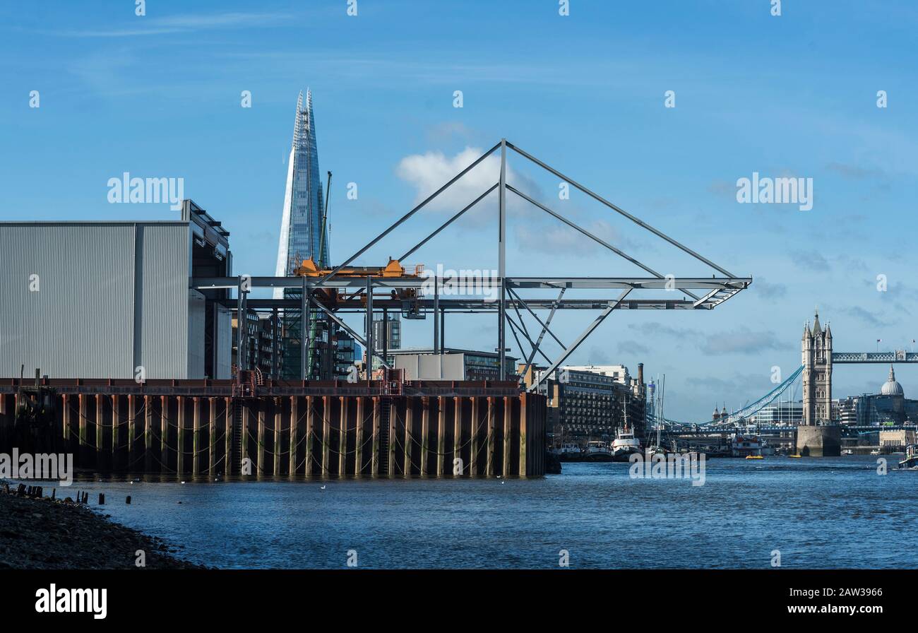 Londres, capital del Reino Unido, conocida como centro financiero pero  todavía puerto de trabajo. Puerto de Londres Fotografía de stock - Alamy