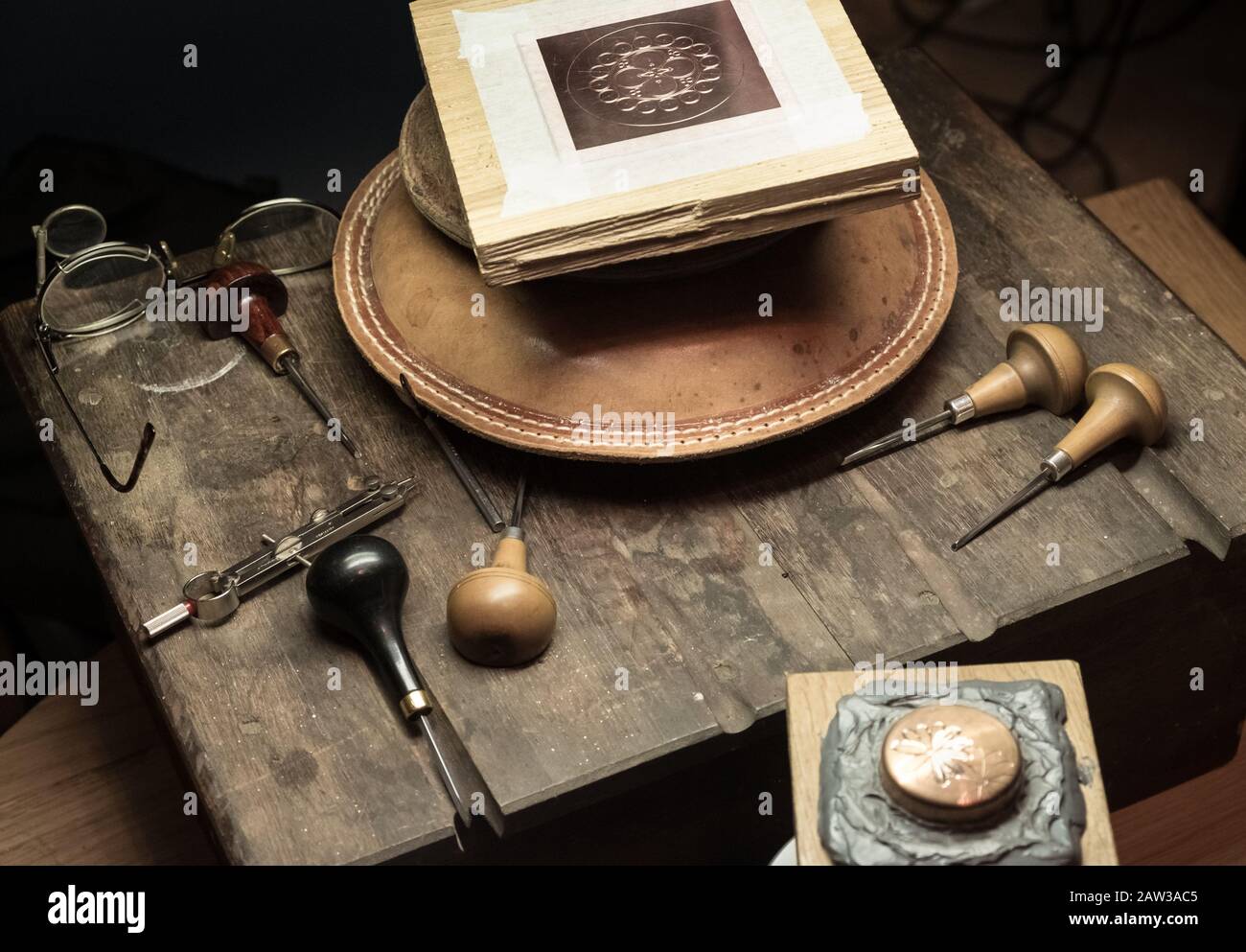 Primer plano de las herramientas manuales tradicionales básicas utilizadas por el artesano para el grabado de metal. Foto de stock