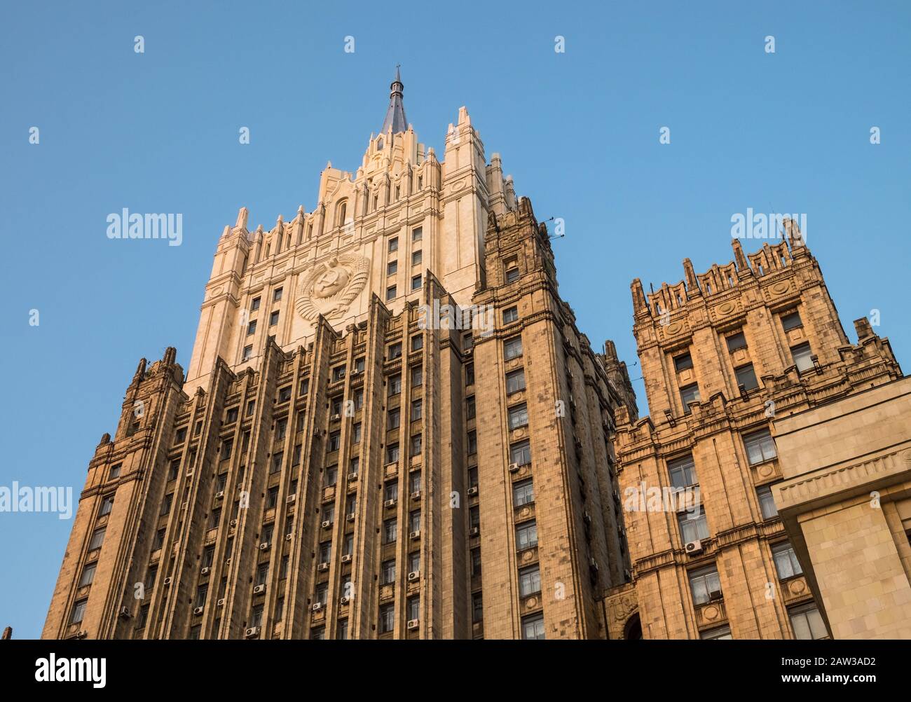Fachada exterior del edificio principal del Ministerio de Relaciones Exteriores de Rusia, Smolenskaya-Sennaya pl, Moscú, Rusia Foto de stock