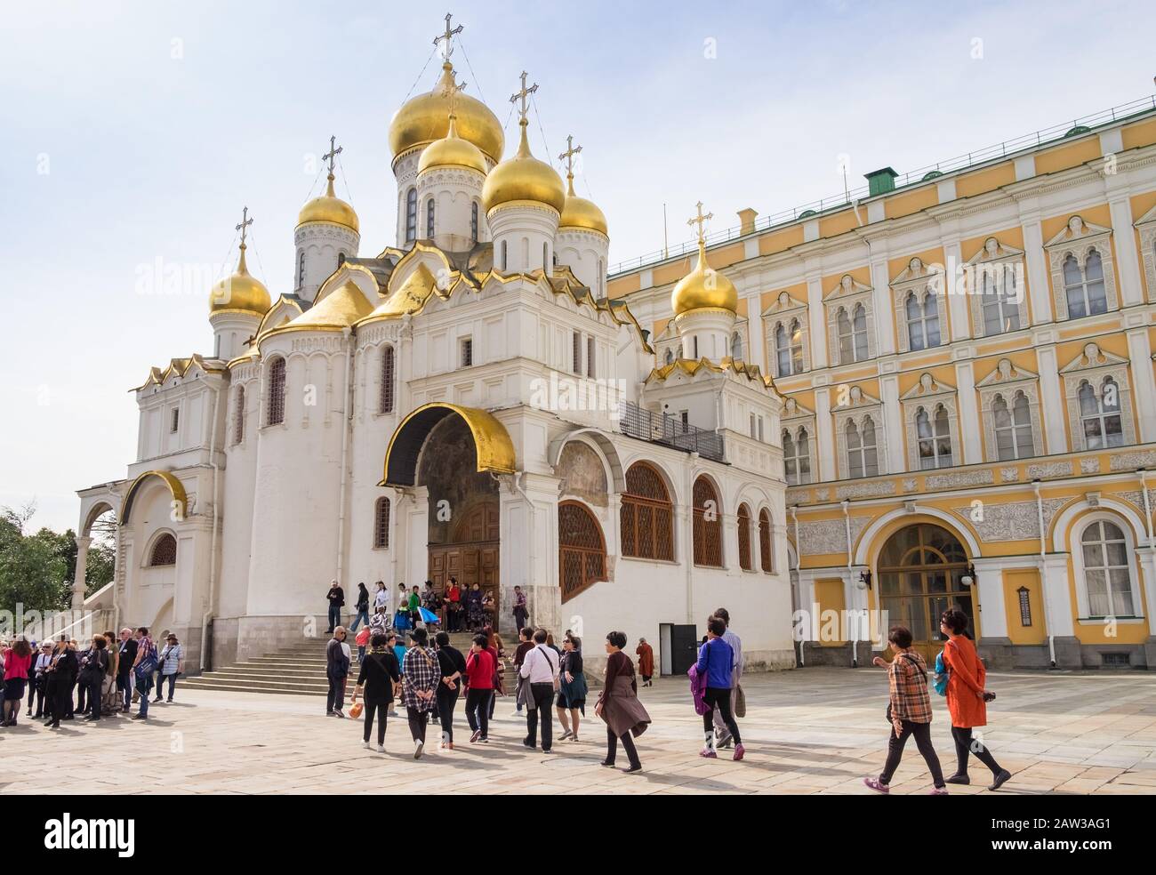 Turistas fuera de la Catedral de la Anunciación, Sobornaya Ploshad (Plaza de la Catedral), el Kremlin, Moscú, Rusia Foto de stock