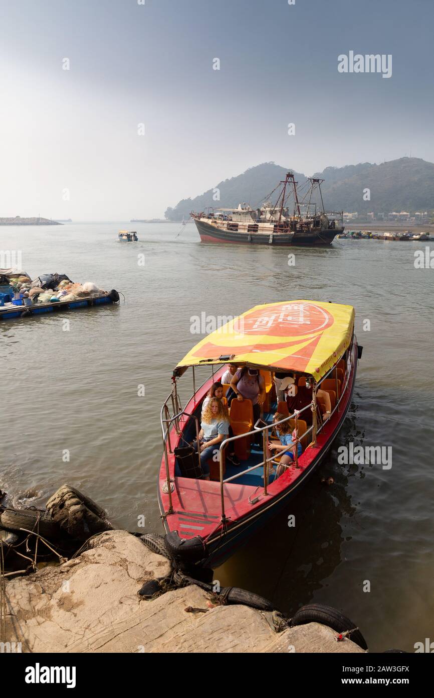 La gente en un paseo en barco listo para salir, el puerto del pueblo Tai o, Tai o, la isla Lantau, Hong Kong Asia Foto de stock